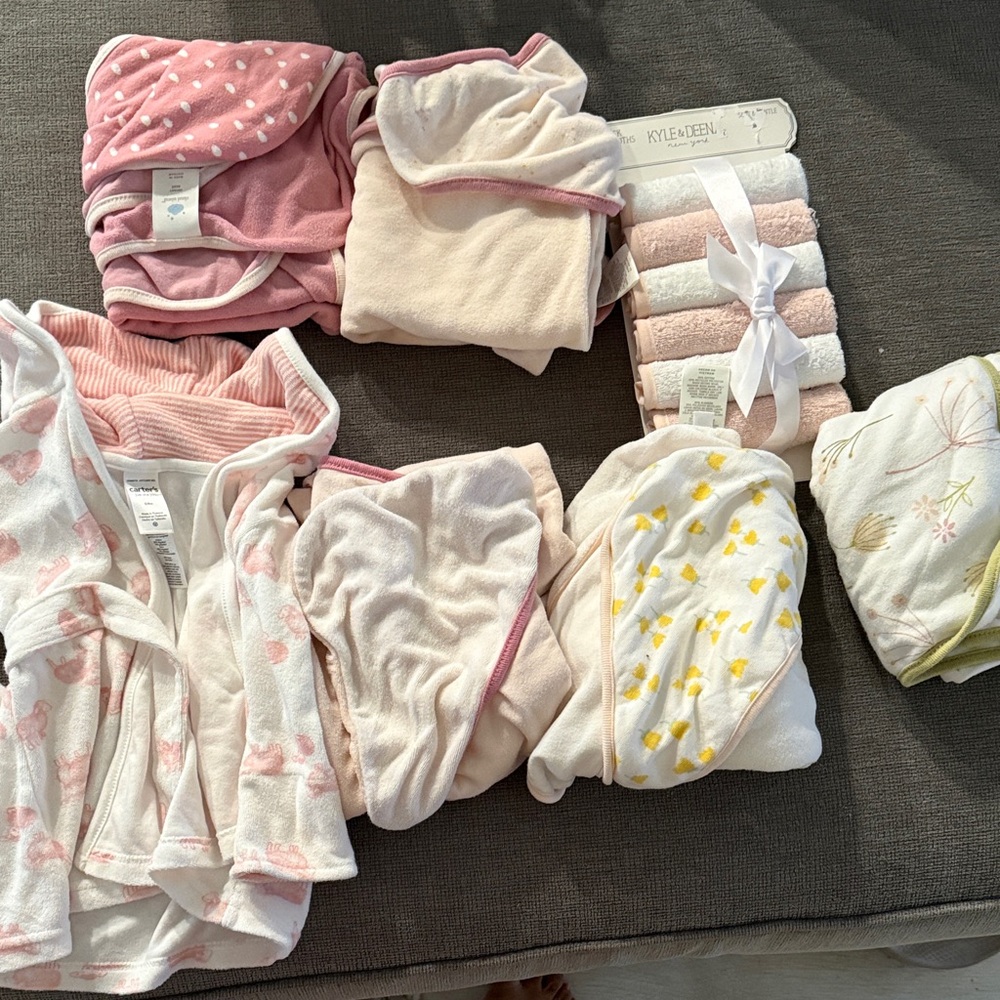 Carter's 0-9 Infant Robe & 5 Cloud island Baby Towels